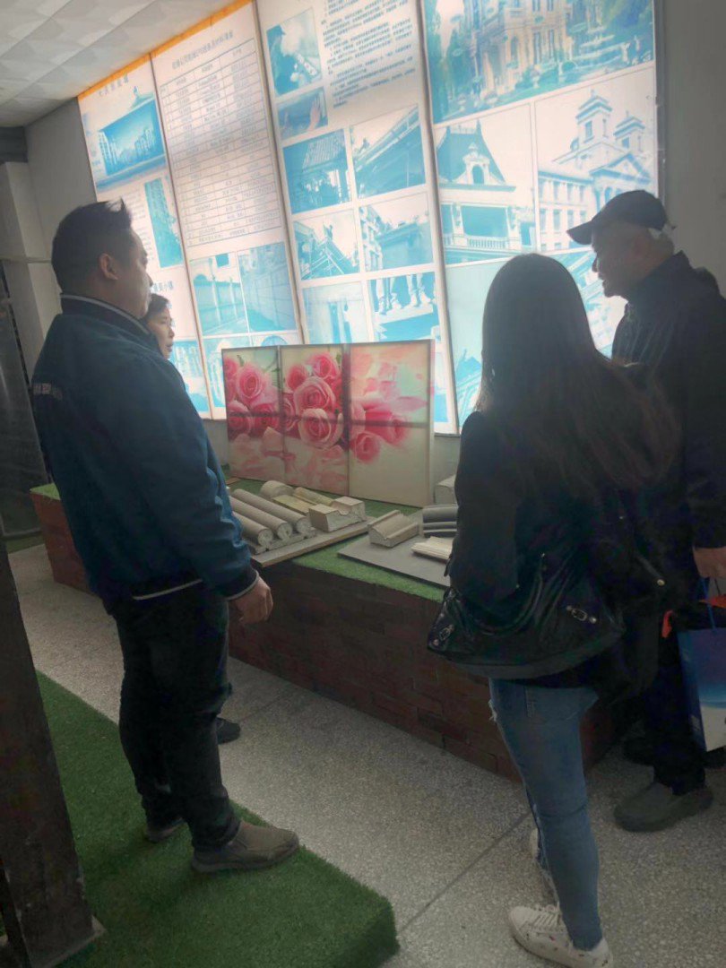 客户观看EPS装饰线条实物